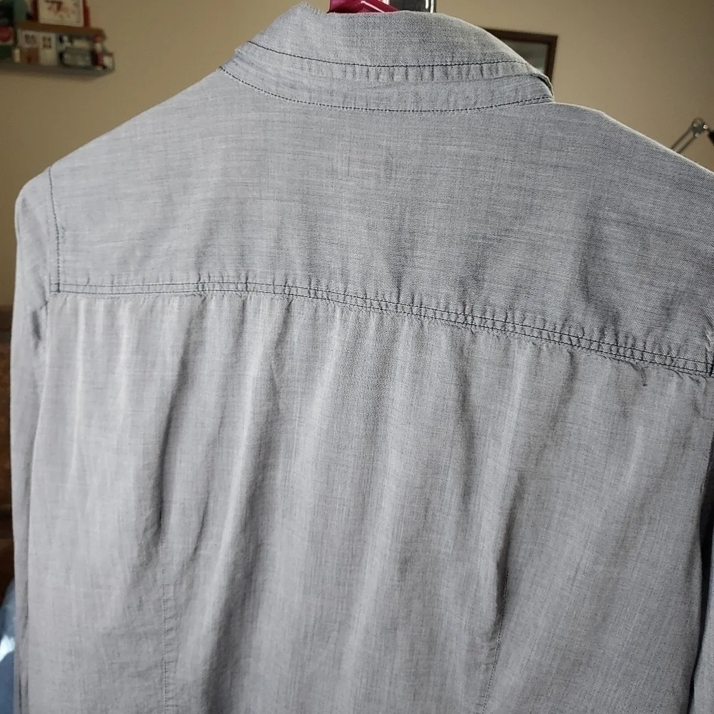 J.Crew med women's blue button shirt 2 front pockets